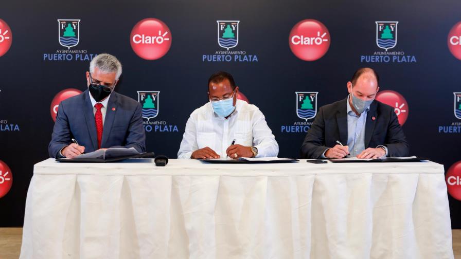 Claro y Ayuntamiento Puerto Plata firman acuerdo para desplegar fibra óptica 