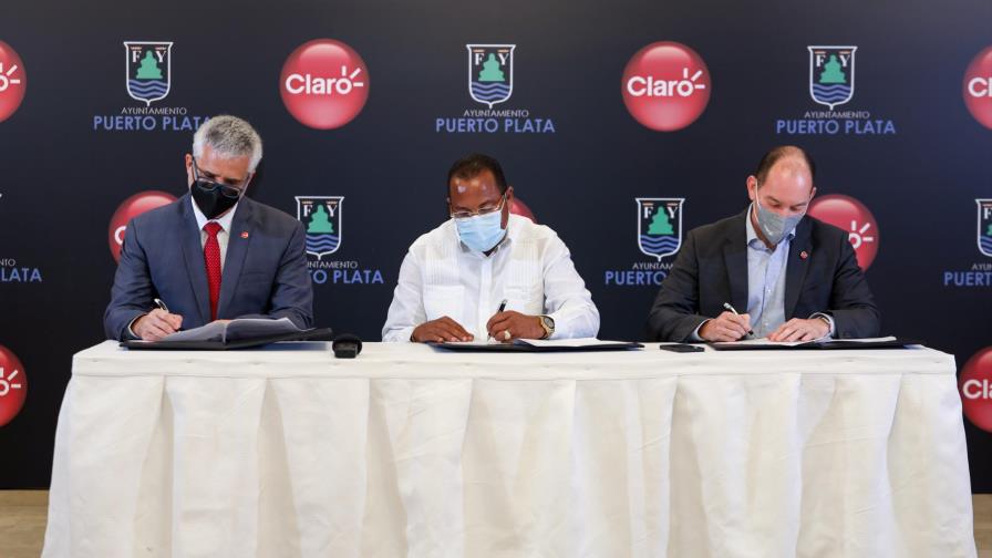 Claro y Ayuntamiento Puerto Plata firman acuerdo