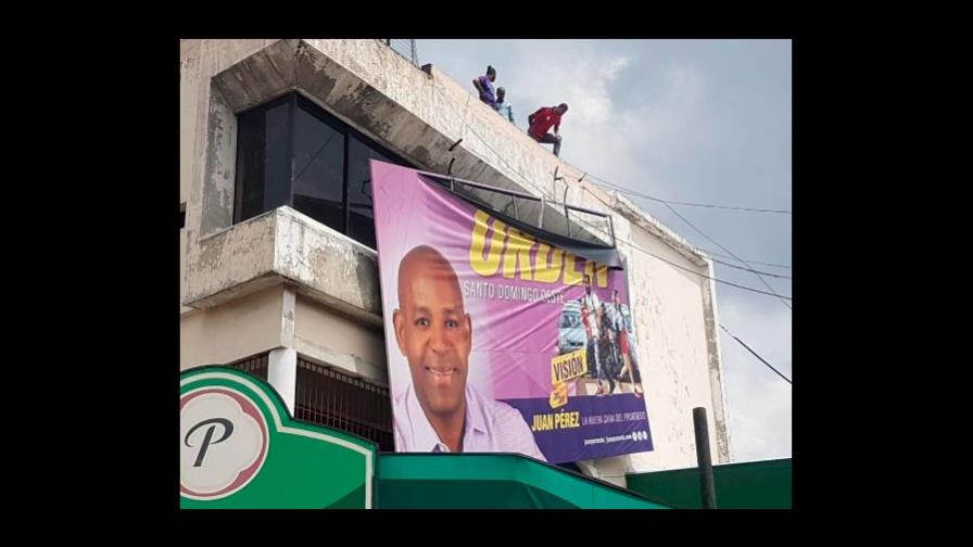 Candidato Juan Pérez anuncia que retiró su valla política