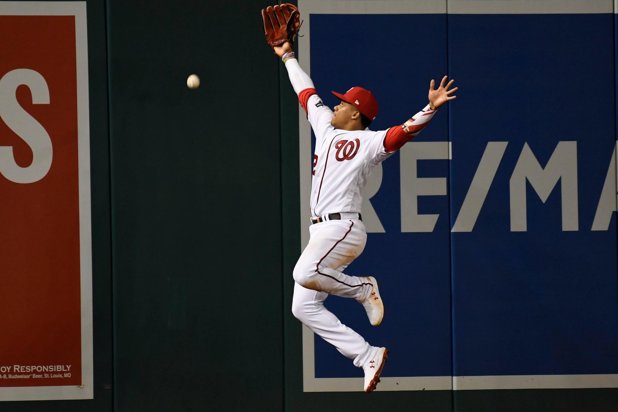 El jardinero izquierdo de los Nacionales de Washington, Juan Soto, pierde un doble de David Freese de los Dodgers de Los Ángeles durante la séptima entrada en el Juego 3 de la Serie de División de la Liga Nacional de Béisbol el domingo 6 de octubre de 2019 en Washington.