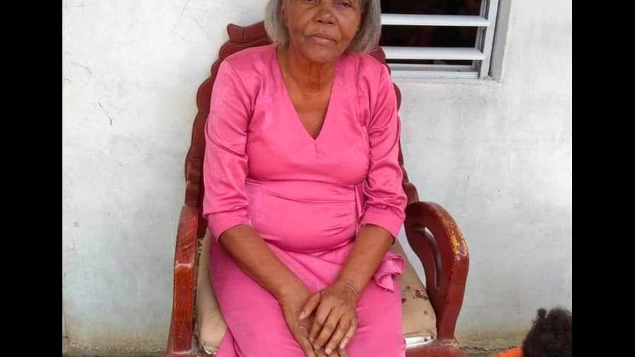 Policía quita a familiares cadáver de mujer murió de COVID-19 y que pretendían velar en su casa