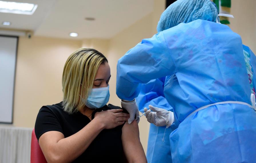 Primera mujer en ser vacunada contra el COVID-19 en Santiago presentó “efectos menores”