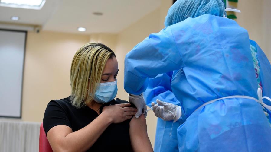 Primera mujer en ser vacunada contra el COVID-19 en Santiago presentó “efectos menores”