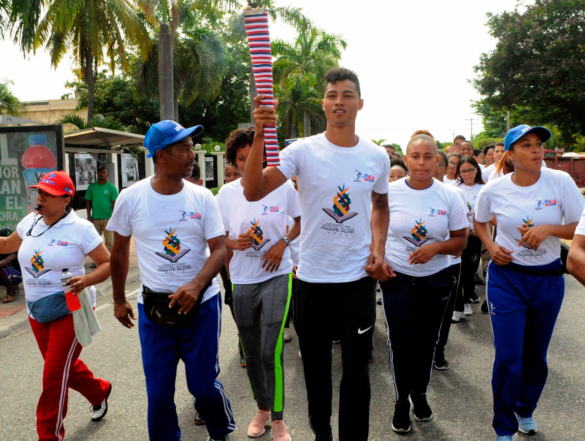 El atleta Juander Santos luego de salir del Ministerio de Educación, ubicado en la avenida Máximo Gómez, para comenzar el recorrido formal de la antorcha de los Juegos Deportivos Nacionales Escolares la mañana del martes 29 de octubre de 2019.