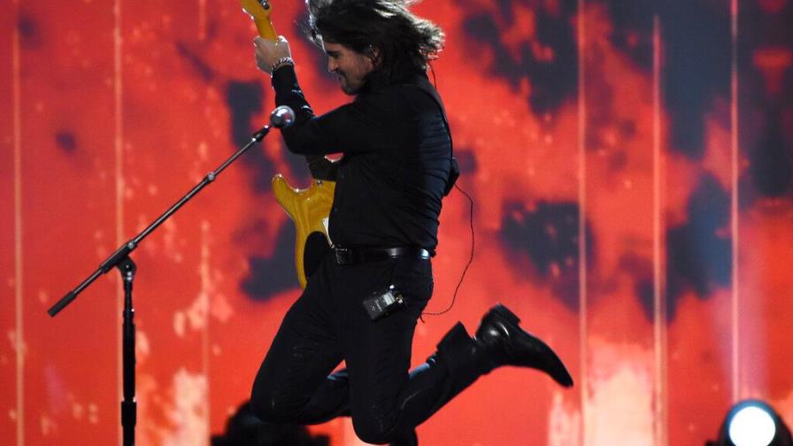 Lars Ulrich entrega a Juanes el premio a la Persona del Año