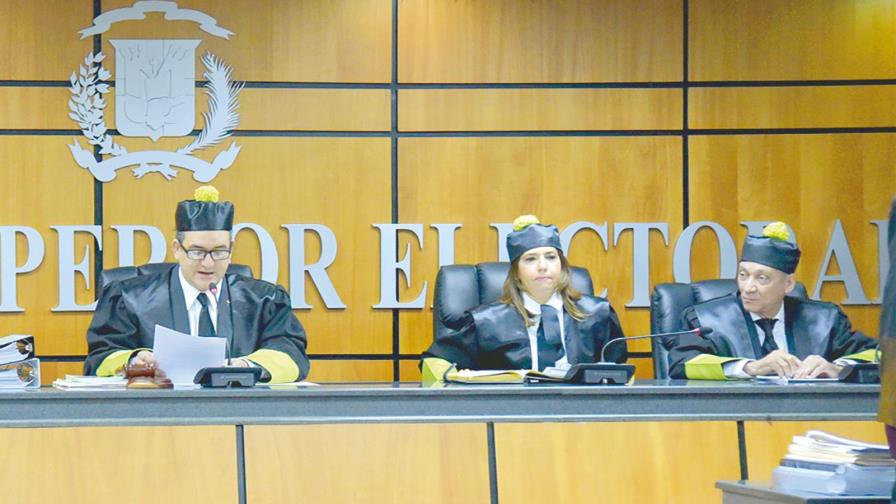 El PRD solicitará en esta semana juicio político contra tres jueces del TSE El PRD solicitará en esta semana juicio político contra tres jueces del TSE