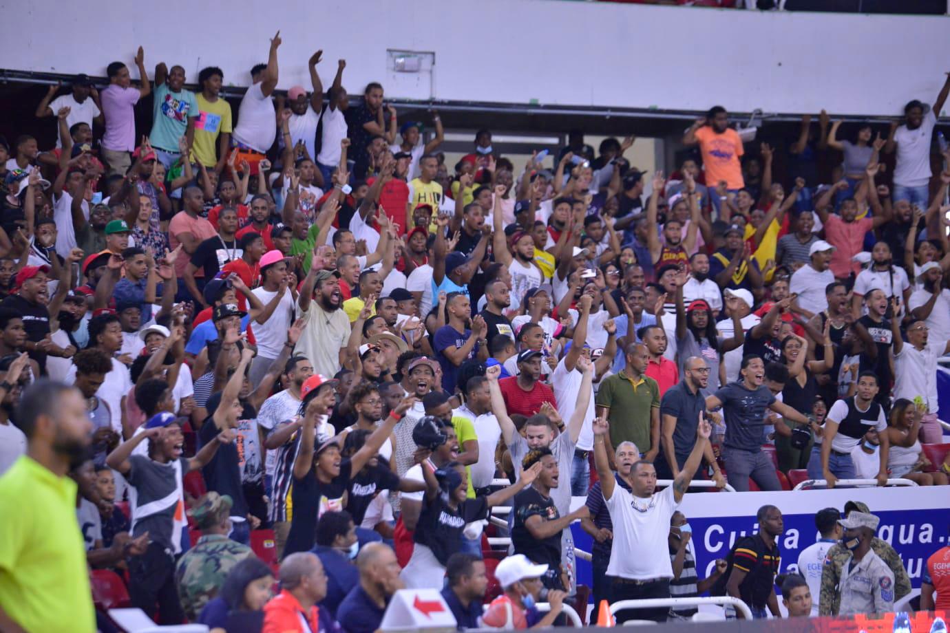 Parte del público asistente al encuentro entre los Constituyentes de San Cristóbal contra los Areperos de San Carlos en el partido por el título que disputaron ambos conjuntos este domingo 10 de octubre de 2021 en el Palacio de los Deportes Virgilio Travieso Soto.