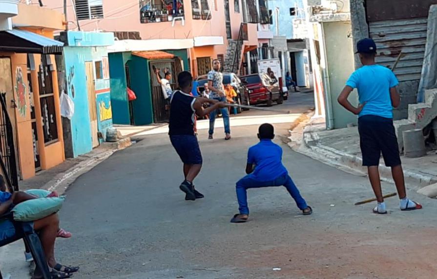 Con chercha y juego de vitilla, en Santo Domingo Este desafían a las autoridades y al COVID-19
