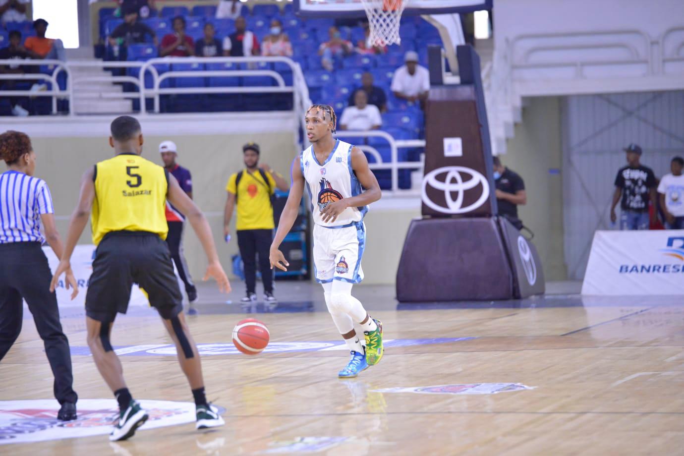 Jassel Pérez, de los Constituyentes de San Cristóbal, es defendido por Josué Salazar, de los Areperos de San Carlos en el partido por el título que disputaron ambos conjuntos este domingo 10 de octubre de 2021 en el Palacio de los Deportes Virgilio Travieso Soto.