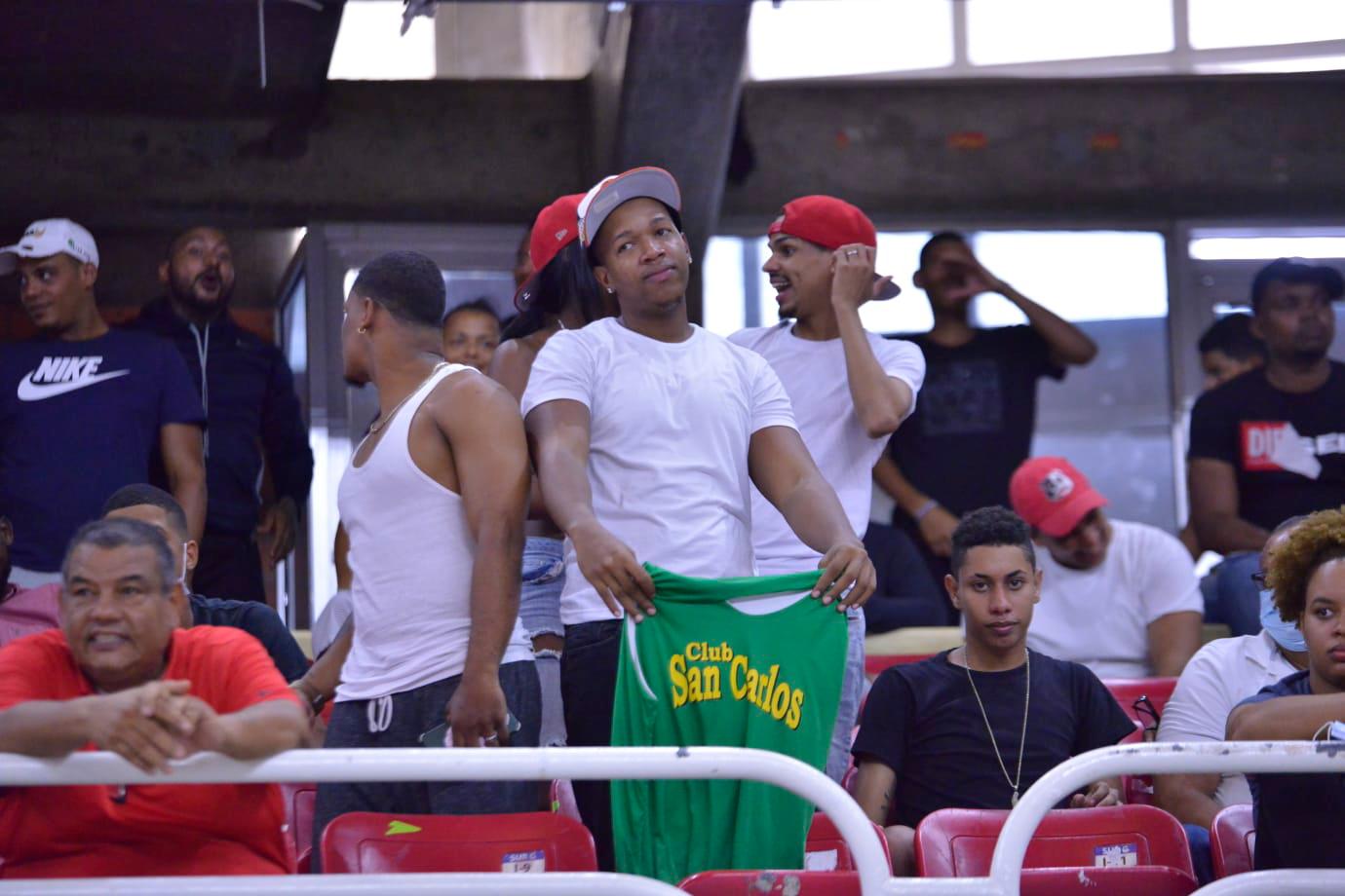 Un fanático de San Carlos exhibe una camiseta del equipo.