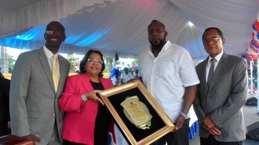 La UASD inaugura versión 39 Juegos Tony Barreiro; la dedica a Vladimir Guerrero