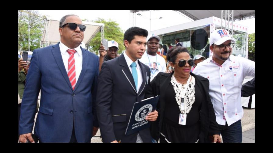 Llega juez de Guinness World Records a certificar posible récord de Carlos Silver