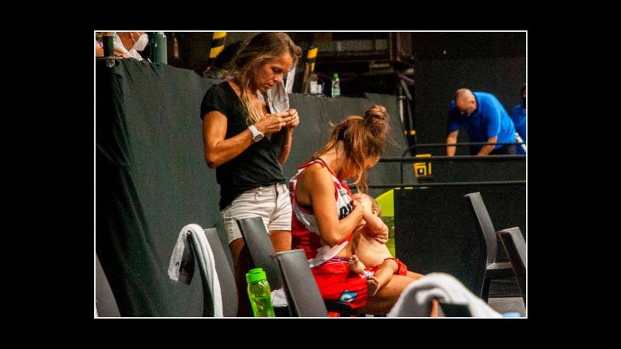 Imagen de jugadora de baloncesto que amamanta durante el entretiempo de un partido Imagen de jugadora de baloncesto que amamanta durante el entretiempo de un partido