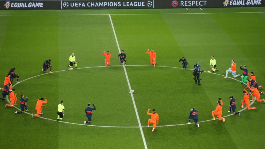 Jugadores y árbitros se hincan antes de triunfo de PSG Jugadores y árbitros se hincan antes de triunfo de PSG