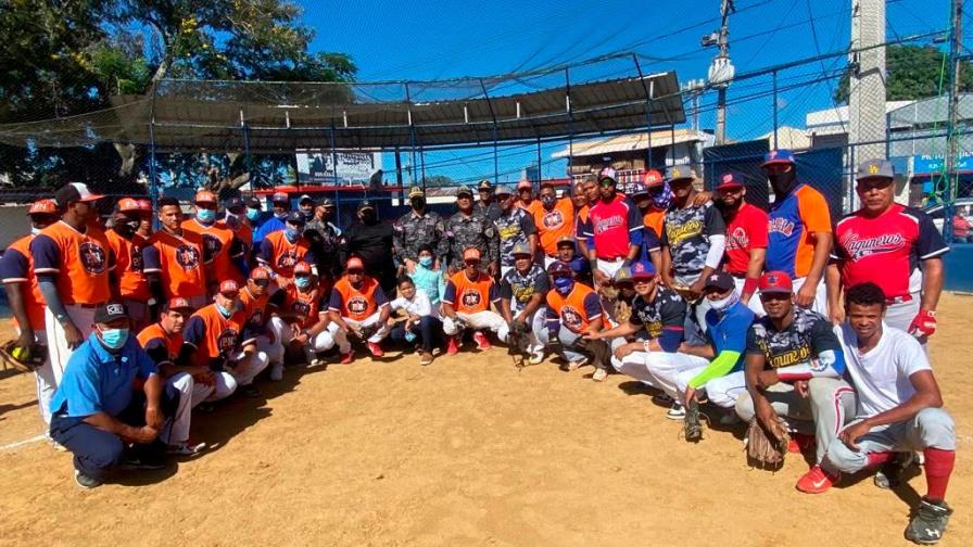 Policía Nacional noquea a los Laguneros de Moca en partidos amistosos de softbol Policía Nacional noquea a los Laguneros de Moca en partidos amistosos de softbol