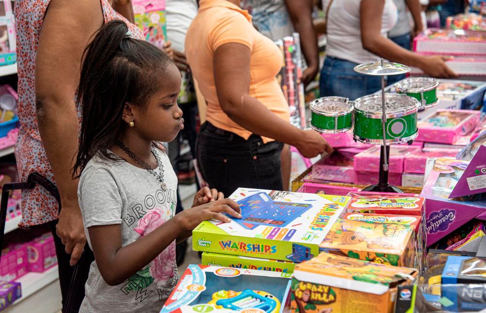 Muchos padres llevan sus hijos a comprar sus juegos, lo que para muchos hace que los pequeños pierdan su entusiasmo por el Día de Reyes.