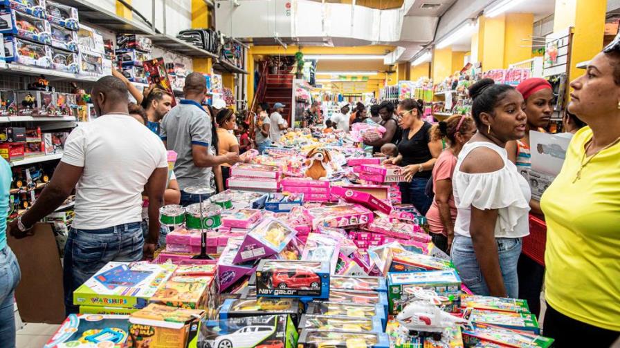 Padres acuden a comprar juguetes para sus pequeños