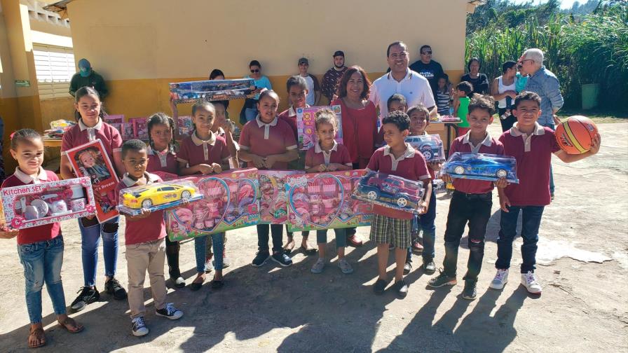 “TV-Revista” entrega juguetes 