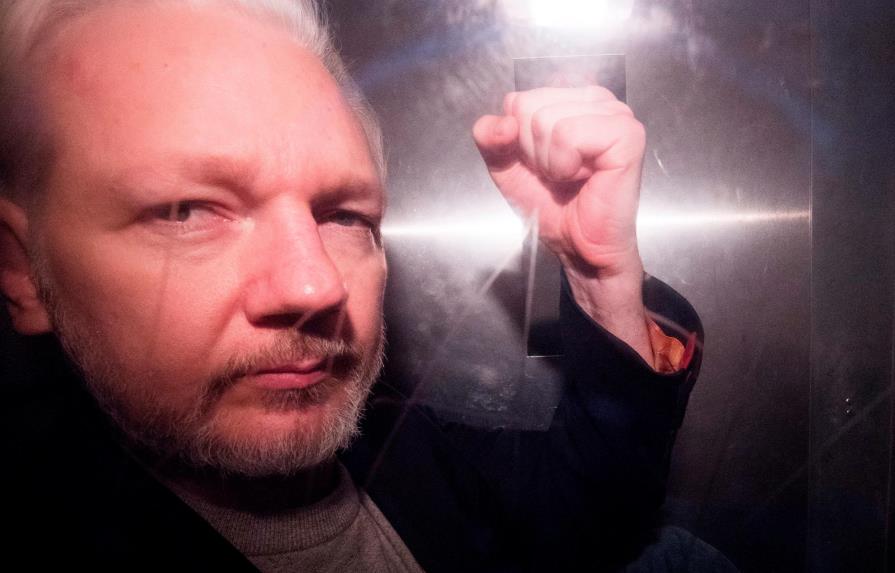 Suecia solicita orden de detención contra Assange por violación