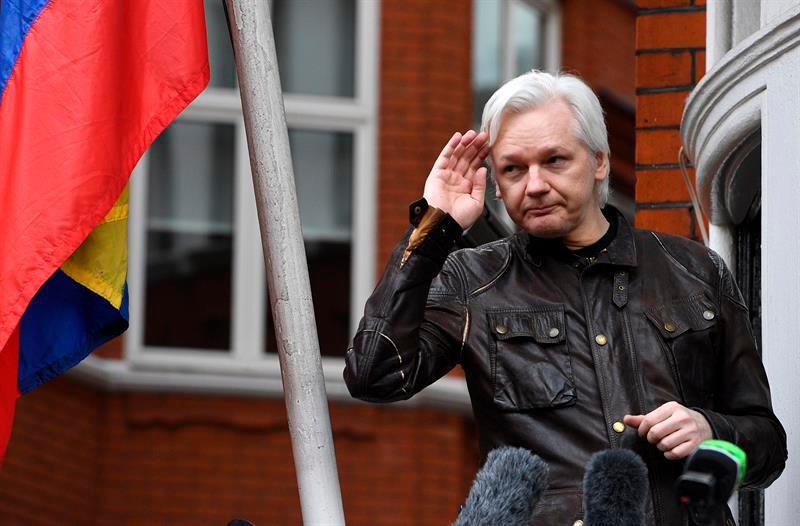 Defensa de Assange dice que su ordenador en la cárcel no es apto para su caso