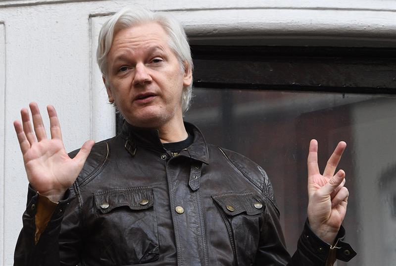 Señalan a Assange de haber interferido en elección de EEUU desde embajada