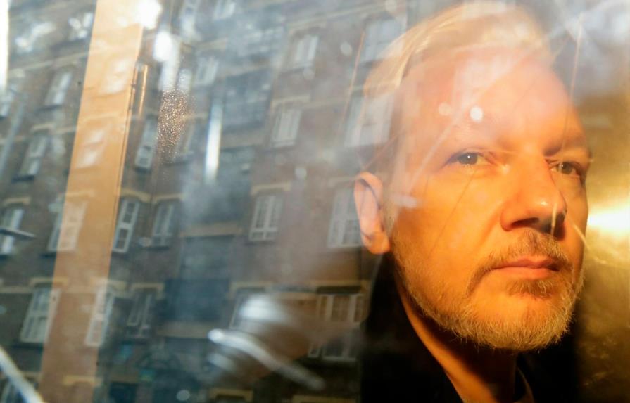 Fiscalía sueca acepta fallo de no detener a Assange