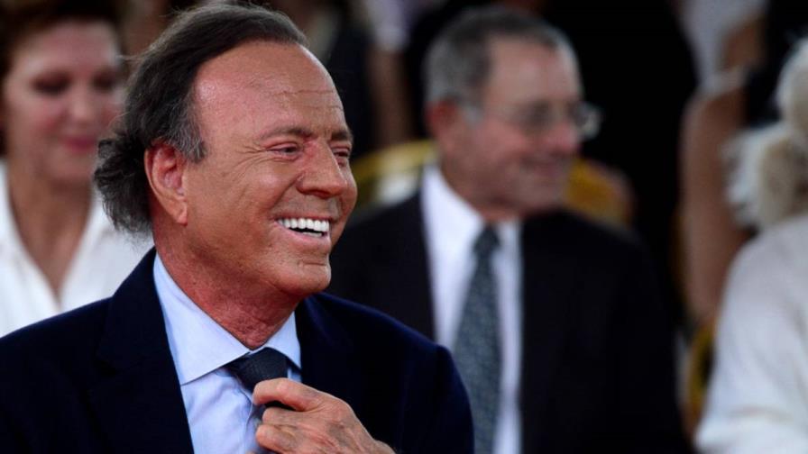 Aplazan juicio de paternidad contra Julio Iglesias para pedir otra prueba