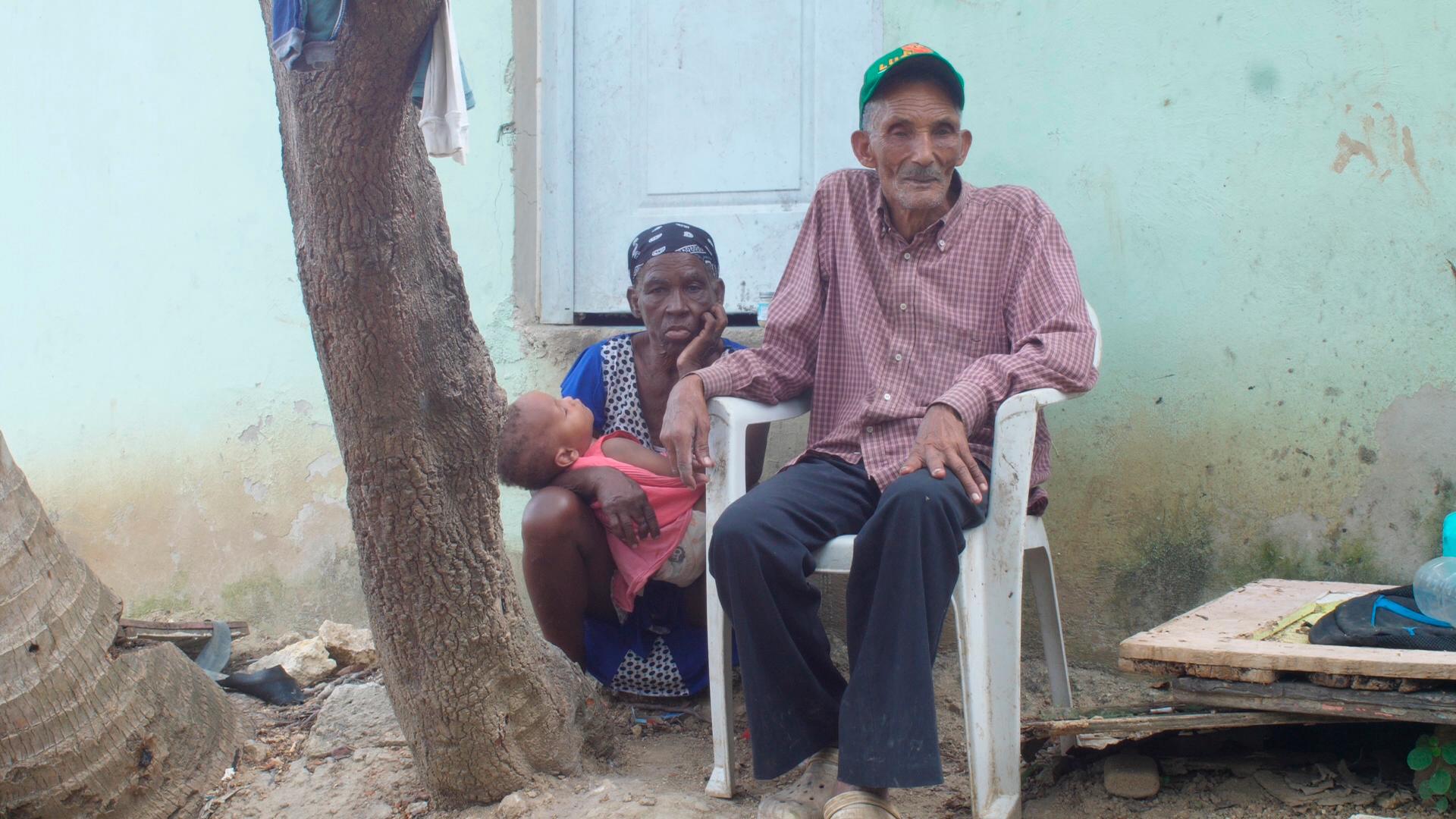 Los señores Julio y Bartolina, moradores de la comunidad Guajimía, en Santo Domingo Oeste.