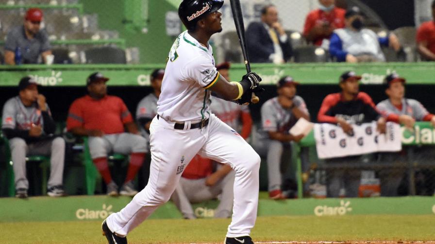 Las Estrellas apelan a la velocidad para alejarse en la punta a costa del Escogido