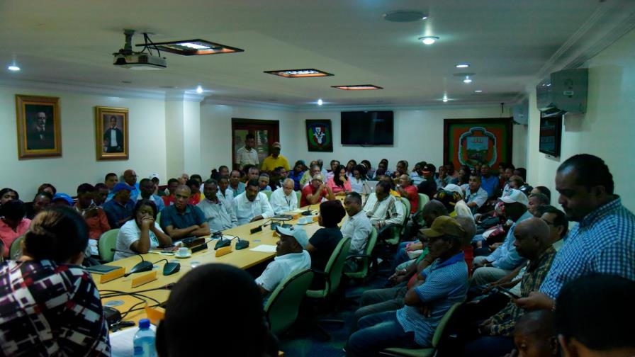 Cabildo de Los Alcarrizos entrega regalía pascual a empleados