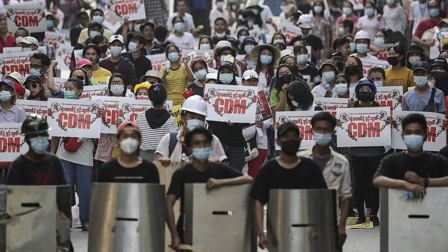 Junta birmana sigue con la matanza de civiles y acusa a Suu Kyi de corrupción