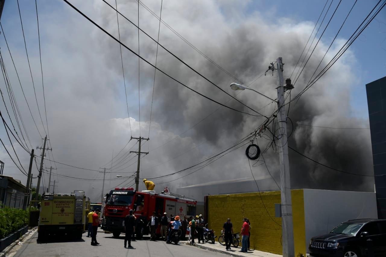 El fuego en la Junta Central Electoral fue reportado después de las 12:00 del mediodía.