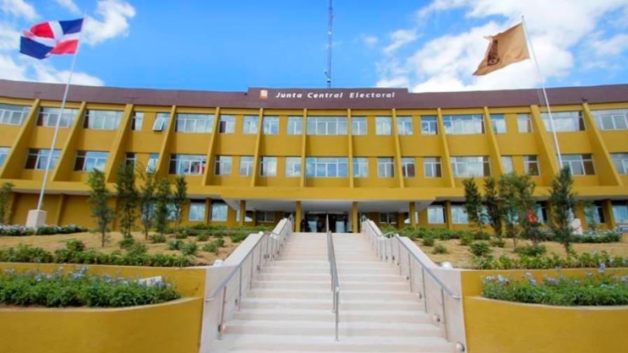 Director de los comedores entrega locales a la JCE para montaje de primarias