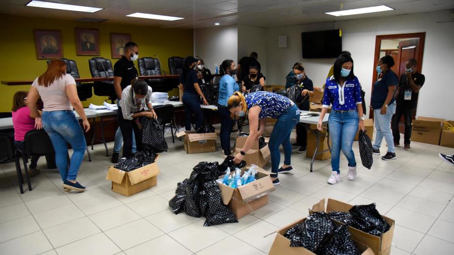 Junta Electoral de Santiago inicia la instalación de equipos en los colegios electorales 