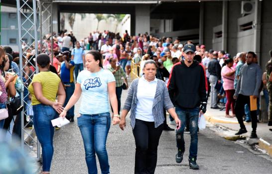 Extensas filas para cobrar en la Junta Electoral de Santiago; empiezan el pago 
