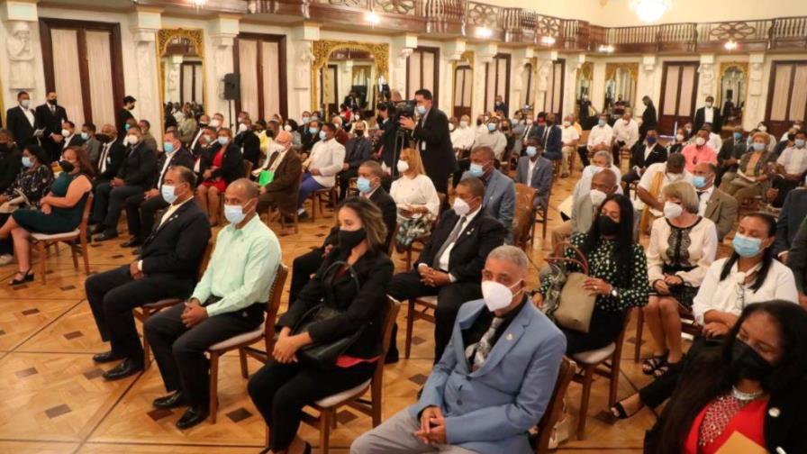 Abinader se reúne con juntas de vecinos de Santo Domingo Oeste y promete solución a problemas