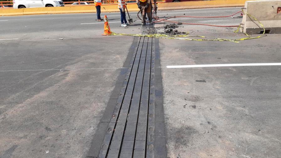 Colocan juntas a dos carriles del puente Juan Bosch