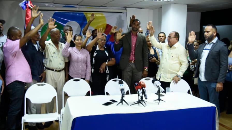 Proyecto H20 de Hipólito juramenta  9 seguidores de Luis Abinader