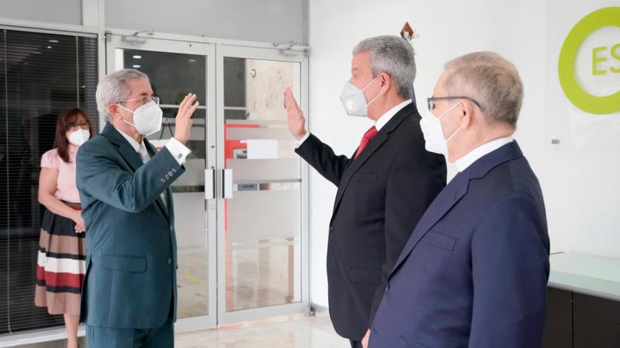 Ministro Macarrulla juramenta a Rafael Toribio como nuevo presidente del CES