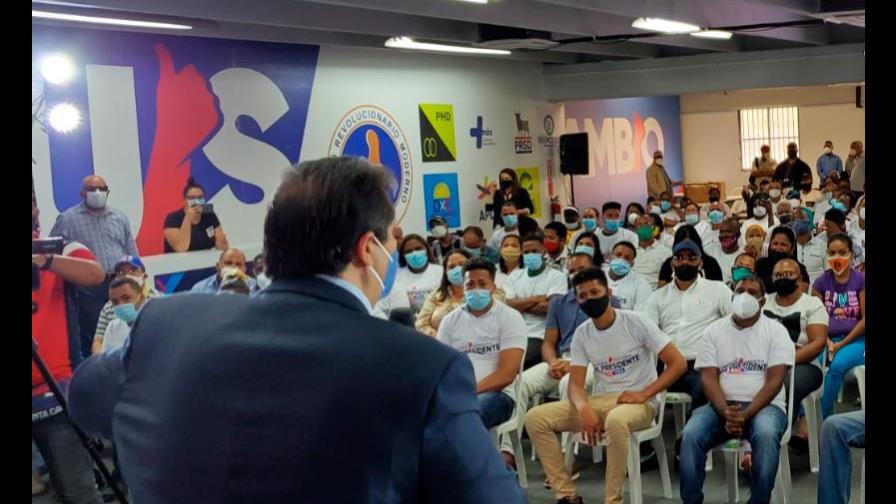 Movimiento de Víctor Atallah juramenta a expeledeístas en el PRM