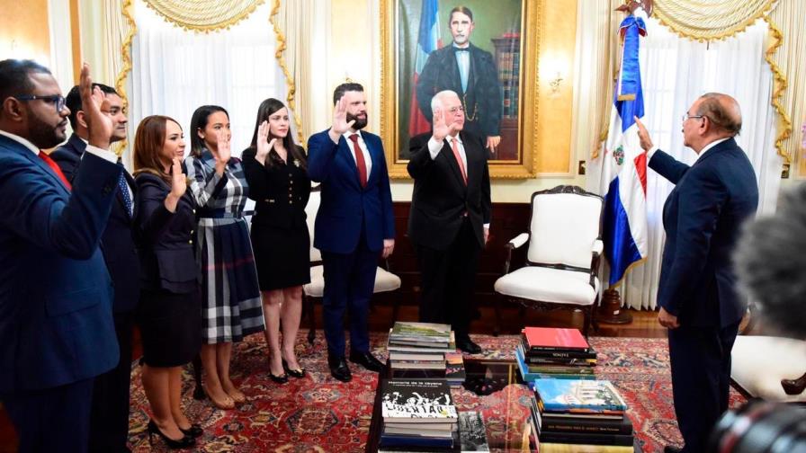 Medina juramenta funcionarios en su despacho