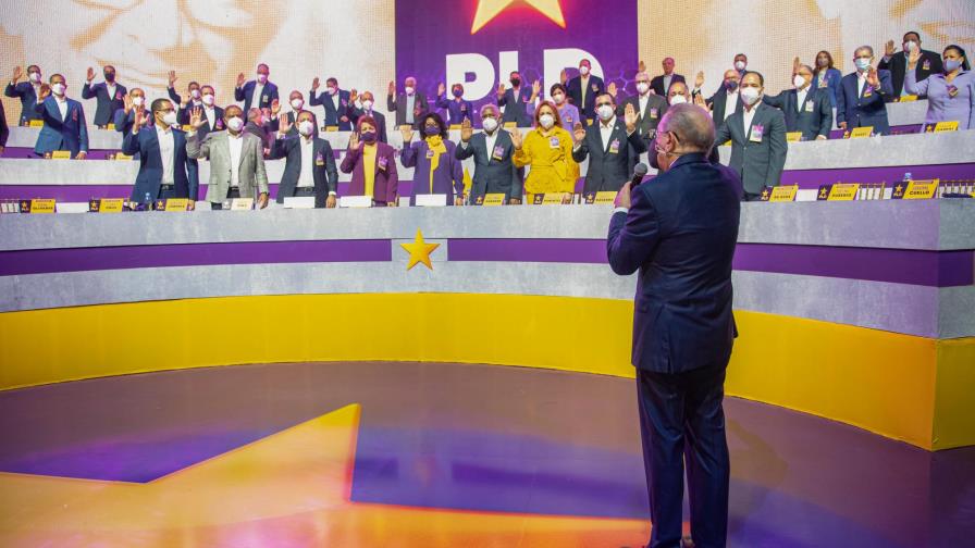 Danilo Medina anuncia medidas; advierte en PLD solo hay espacio para servir al país
Medina anuncia medidas; advierte en PLD solo hay espacio para servir al país