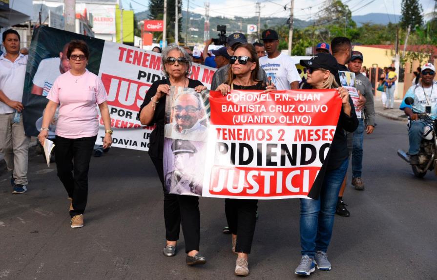 Exigen justicia por asesinatos de coronel y mensajero en Santiago 