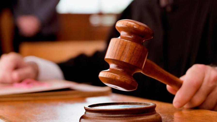 Dictan 30 años de prisión a hombre que intentó matar a su expareja frente a la hija de ambos