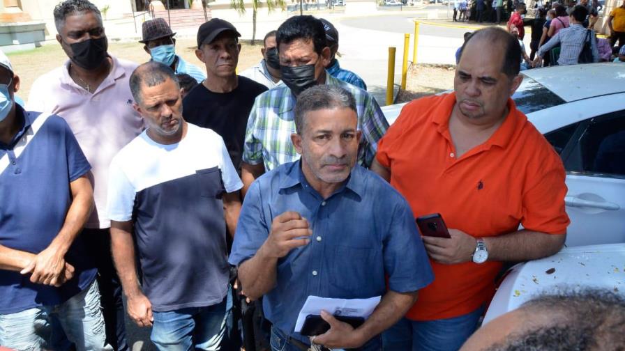 Taxistas llegan al Palacio de Justicia en Santiago a defender compañero apresado por caso Falcón