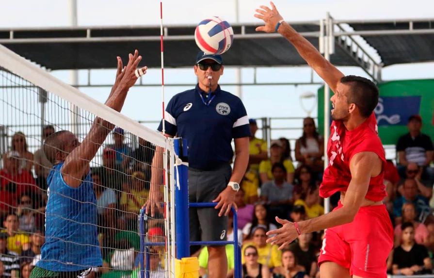 Juvenal Collado, árbitro dominicano, destaca en el Tour Mundial de Voleibol de Playa