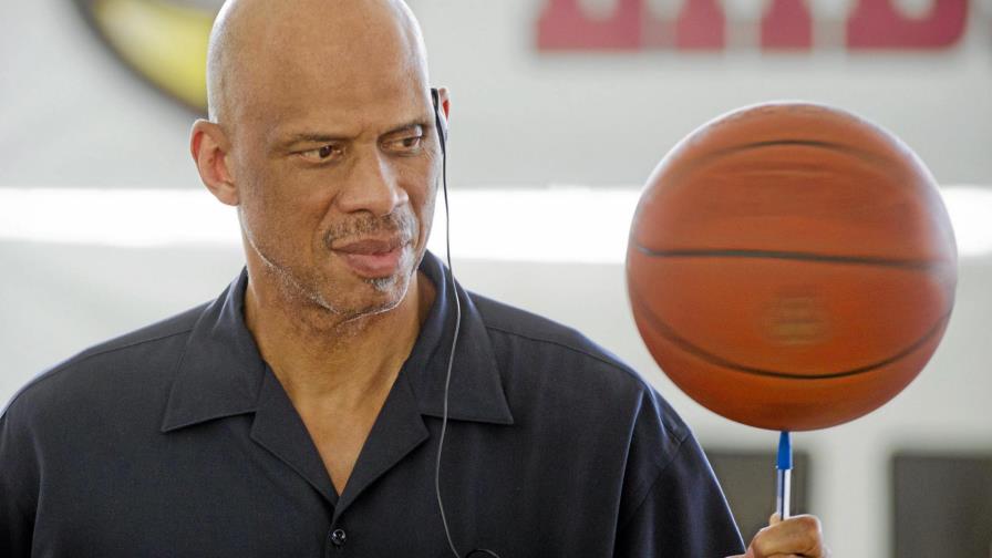 Un hijo de Kareem Abdul-Jabbar es detenido y liberado después de apuñalar a un vecino 