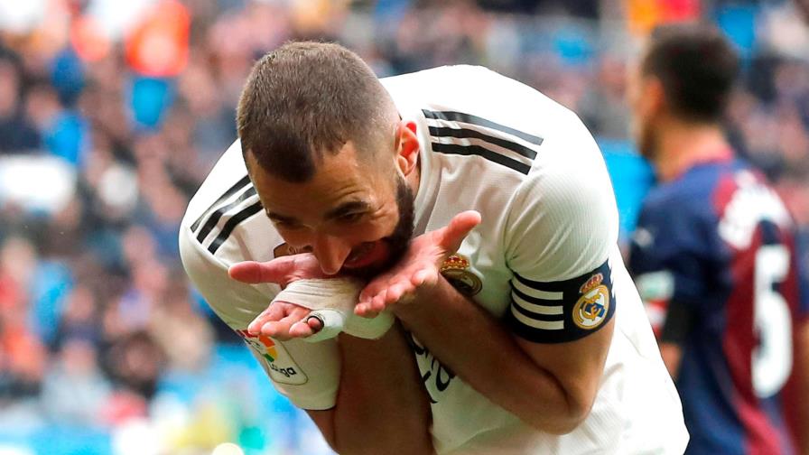 Karim Benzema rescata el orgullo con dos goles