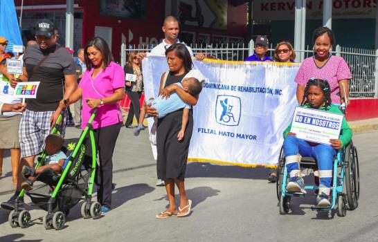 Personas con discapacidad de Hato Mayor, caminan promoviendo respecto e inclusión