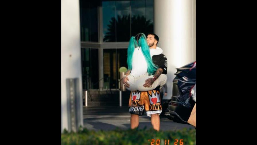 Karol G acaba los rumores de ruptura con Anuel AA